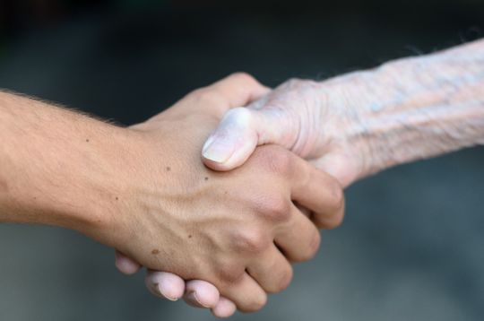 Personas dándose la mano 