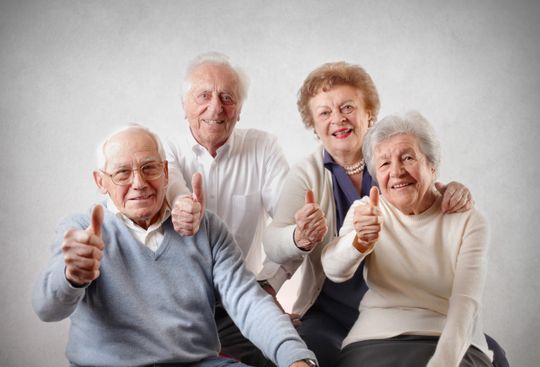 Abuelos levantando el pulgar